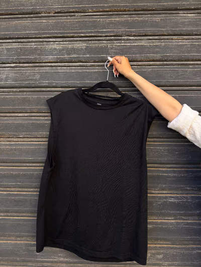 Black sleeveless cotton tank top by SHEIN — pre-loved on Thrifted.mt