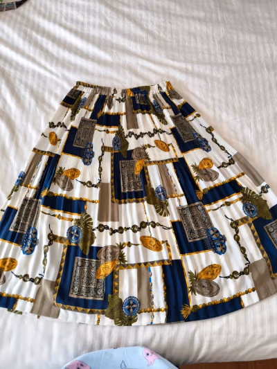 Gonna midi plissettata con stampa a catena — pre-loved on Thrifted.mt