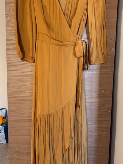 Morgan mustard wrap midi dress by Morgan — pre-loved on Thrifted.mt