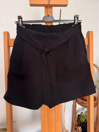 Pantalones cortos negros con cinturón de New Look by New Look — pre-loved on Thrifted.mt