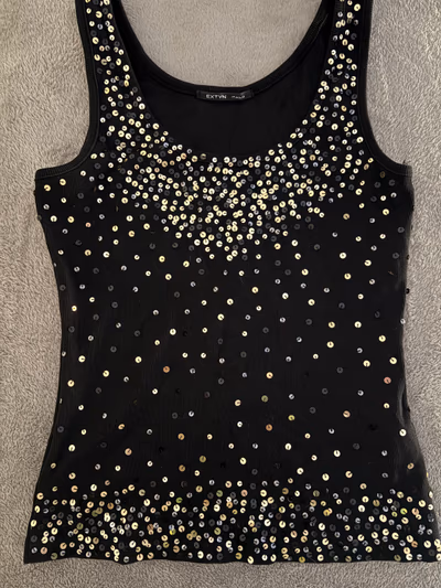 Top sin mangas con lentejuelas negras by Extyn — pre-loved on Thrifted.mt
