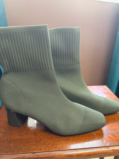 Botas de malha cáqui — pre-loved on Thrifted.mt