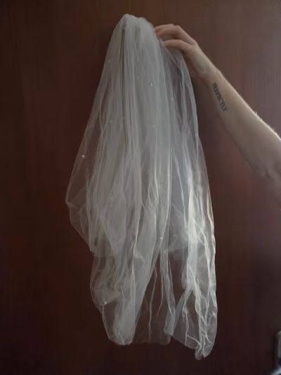 Short Pearl Embellished Bridal Veil — pre-loved on Thrifted.mt