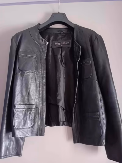 Chaqueta negra de cuero sin cuello by Calla Lily Woman — pre-loved on Thrifted.mt