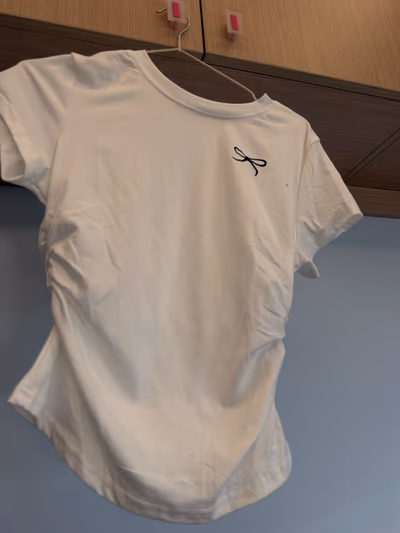 Camiseta con detalle de lazo blanco — pre-loved on Thrifted.mt