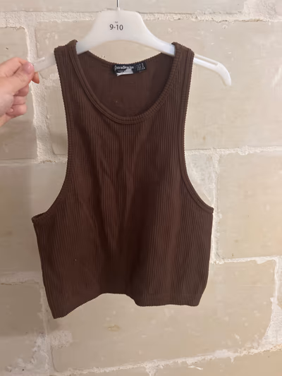 Brown ribbed tank top by Stradivarius — pre-loved on Thrifted.mt