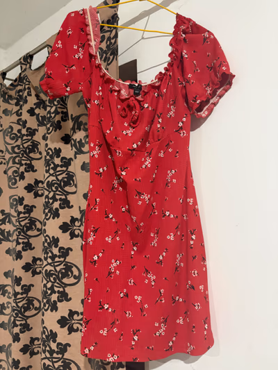 Red floral puff-sleeve dress by New Look — pre-loved on Thrifted.mt