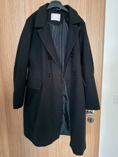 Clásico abrigo negro de doble botonadura by FISHERFIELD — pre-loved on Thrifted.mt
