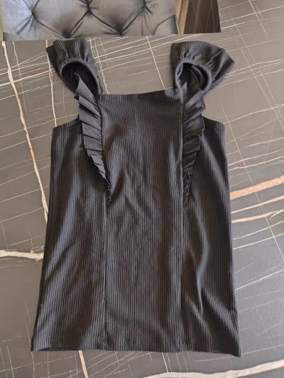 Black ribbed frill strap top — pre-loved on Thrifted.mt
