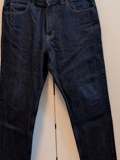 Vaqueros Uniqlo U de mezclilla oscura by Uniqlo — pre-loved on Thrifted.mt