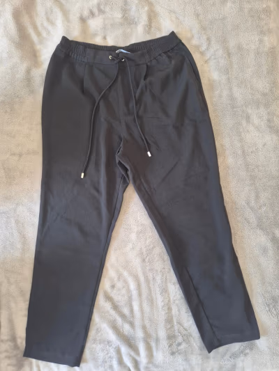 Pantalones negros elegantes de Zara  by ZARA — pre-loved on Thrifted.mt