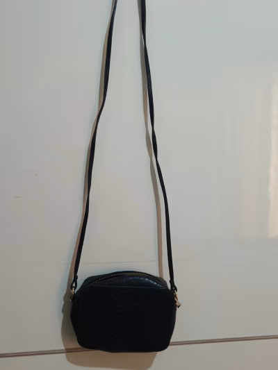 Black Croc-Effect Crossbody Bag — pre-loved on Thrifted.mt
