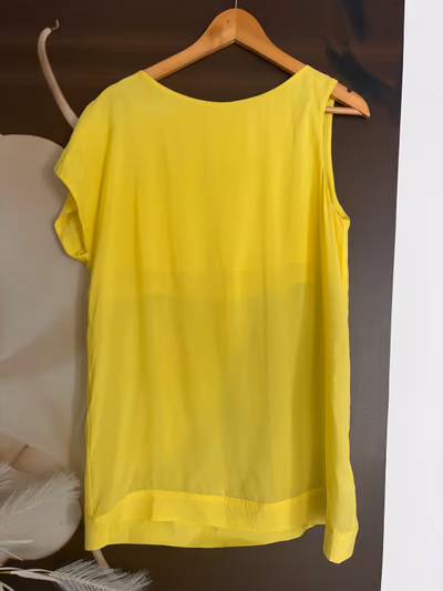 Top senza maniche giallo GF Ferre by GF Ferre — pre-loved on Thrifted.mt
