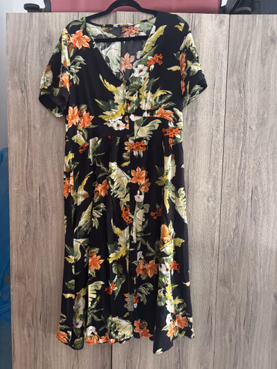 Vestido midi com estampa floral e decote em V by Red — pre-loved on Thrifted.mt