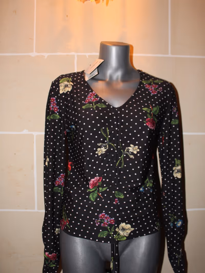 Polkadot Floral Top by Inside — pre-loved on Thrifted.mt
