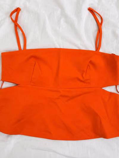 Top corto arancione con ritagli di Zara, taglia XS by Zara — pre-loved on Thrifted.mt