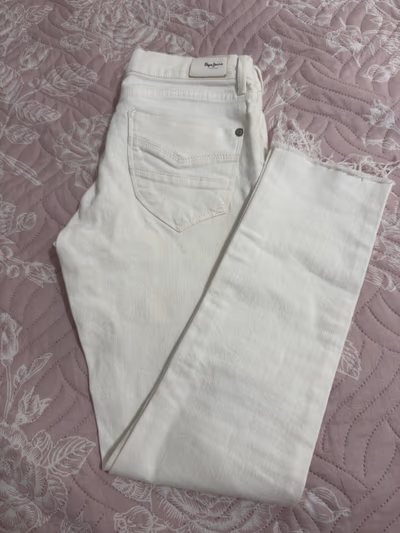 Pepe Jeans white skinny jeans by Pepe Jeans — pre-loved on Thrifted.mt