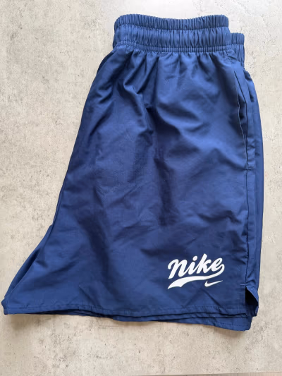 Pantalones cortos de entrenamiento Nike para mujer – Azul marino – Talla M – Como nuevos by Nike — pre-loved on Thrifted.mt