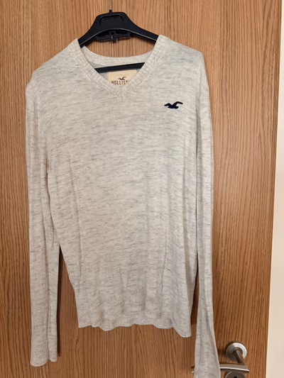 Hollister V-neck knit jumper by Hollister — pre-loved on Thrifted.mt