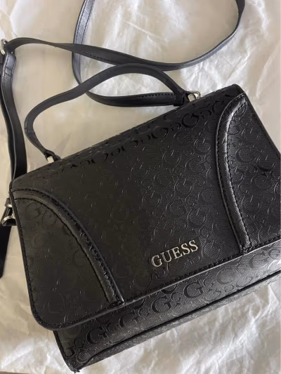 Black Guess handbag comes with dust bag by GUESS — pre-loved on Thrifted.mt