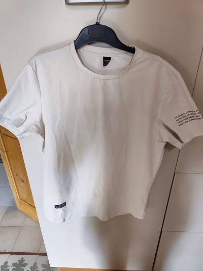 White top — pre-loved on Thrifted.mt