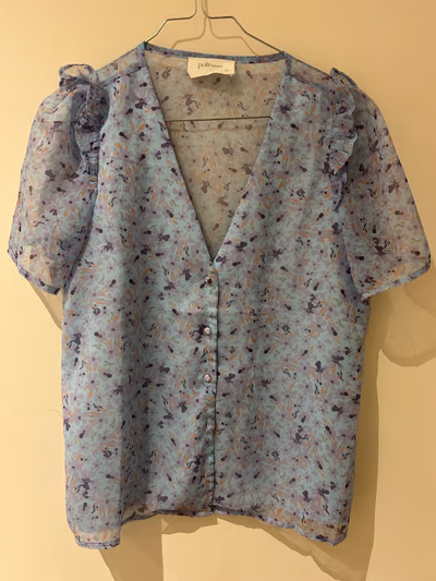 Blusa floral con escote en V y volantes by POLIN ET MOI — pre-loved on Thrifted.mt