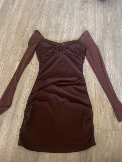 Party time ruched long sleeve mini dress — pre-loved on Thrifted.mt