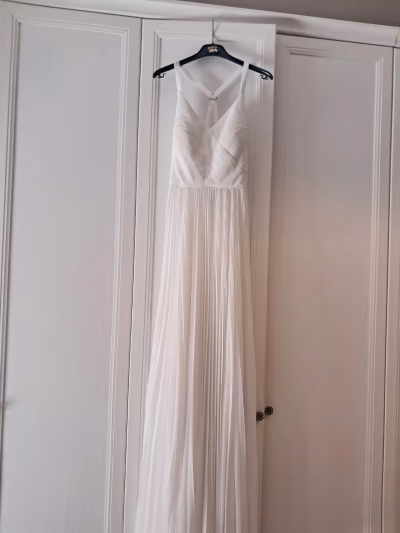 Morgan White Pleated Maxi Dress by Morgan — pre-loved on Thrifted.mt