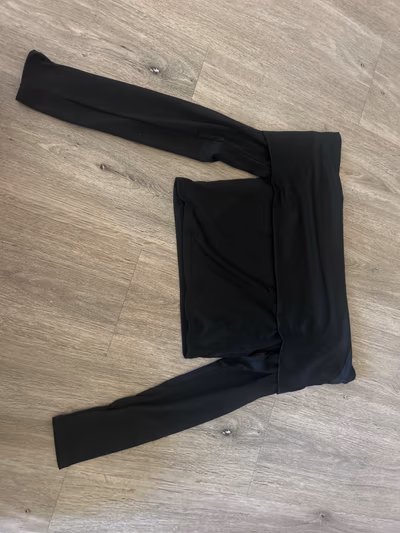 Black long sleeve crop top — pre-loved on Thrifted.mt
