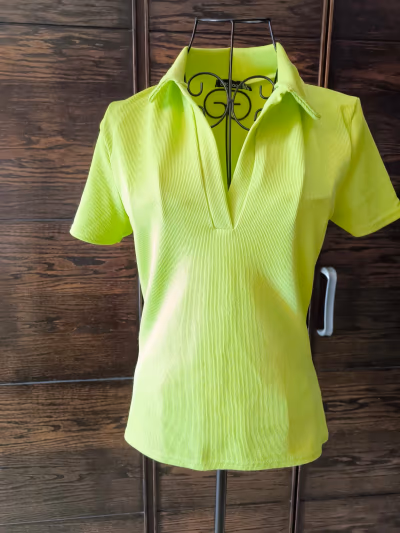 Neon green ribbed polo top by boohoo — pre-loved on Thrifted.mt