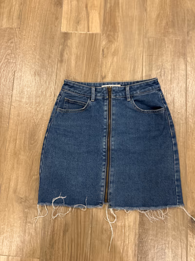 Minifalda vaquera con cremallera by Tally Weijl — pre-loved on Thrifted.mt
