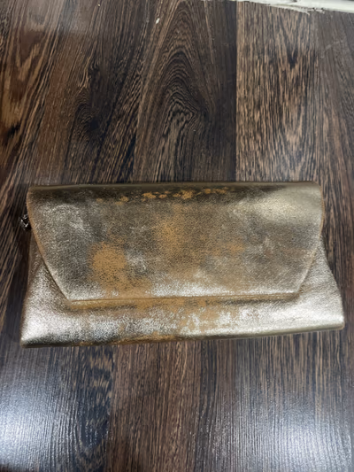 Bolso de mano tipo sobre metálico dorado — pre-loved on Thrifted.mt