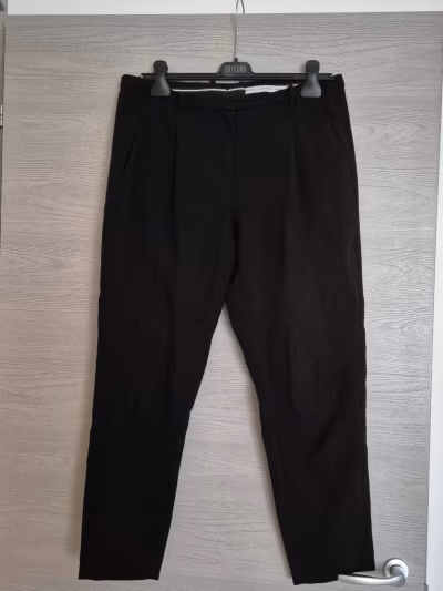 Pantaloni neri su misura by & Other Stories — pre-loved on Thrifted.mt