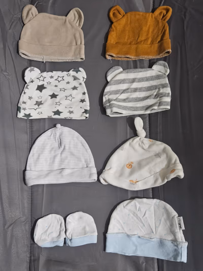 Baby hat and mitten set — pre-loved on Thrifted.mt
