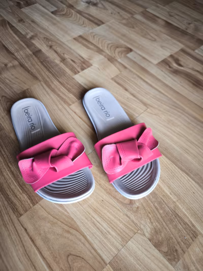 Pink Slides — pre-loved on Thrifted.mt