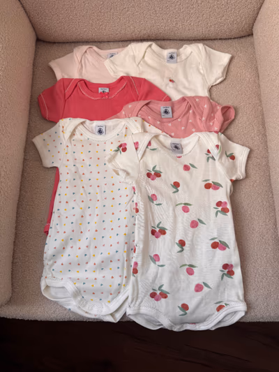 Set of 6 short-sleeves bodysuits/vests - 9/12 months by Petit Bateau — pre-loved on Thrifted.mt