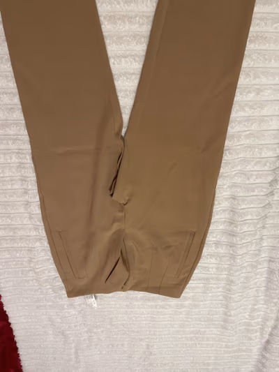 Pantalones de vestir color beige de Stradivarius by Stradivarius — pre-loved on Thrifted.mt