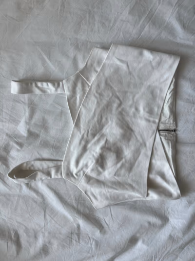 Top corto blanco sin mangas — pre-loved on Thrifted.mt