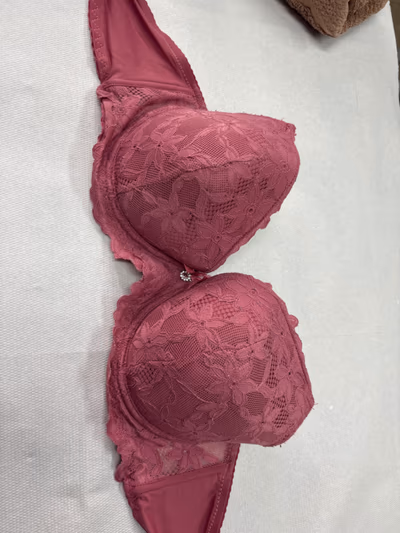 Sutiã balconet com renda de rosas by Lunna — pre-loved on Thrifted.mt