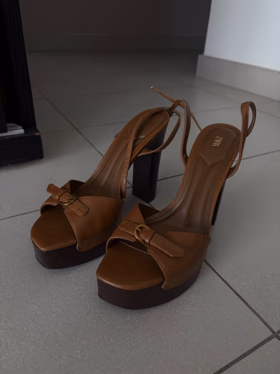 Sapatos de salto alto com plataforma castanhos da Zara by Zara — pre-loved on Thrifted.mt