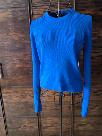 Sparkly blue ribbed sweater — pre-loved on Thrifted.mt