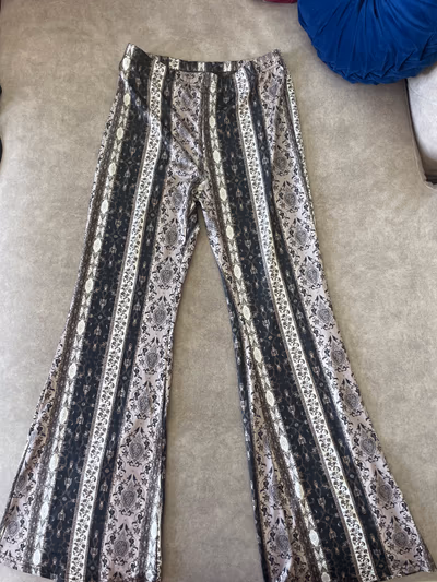 Patterned vintage-style flared trousers — pre-loved on Thrifted.mt