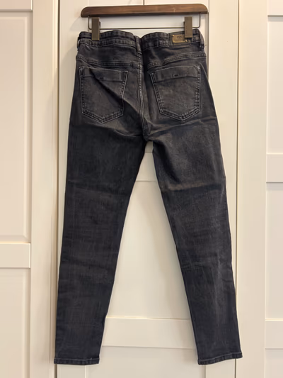 Zara skinny jeans stretch by Zara — pre-loved on Thrifted.mt