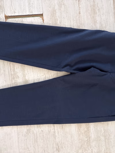 Navy blue regular fit trousers by Zara — pre-loved on Thrifted.mt