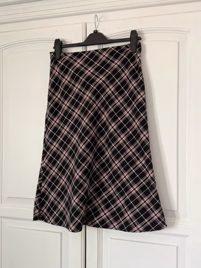 Black and pink plaid skirt by SHEIN — pre-loved on Thrifted.mt