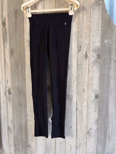 Black ribbed cotton leggings by Zara — pre-loved on Thrifted.mt