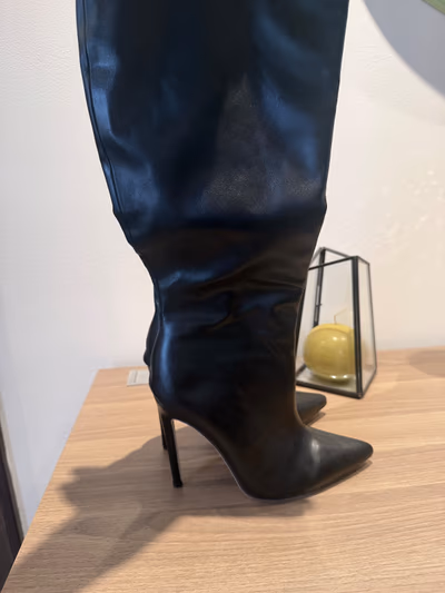 Stivali in pelle nera 39eu — pre-loved on Thrifted.mt