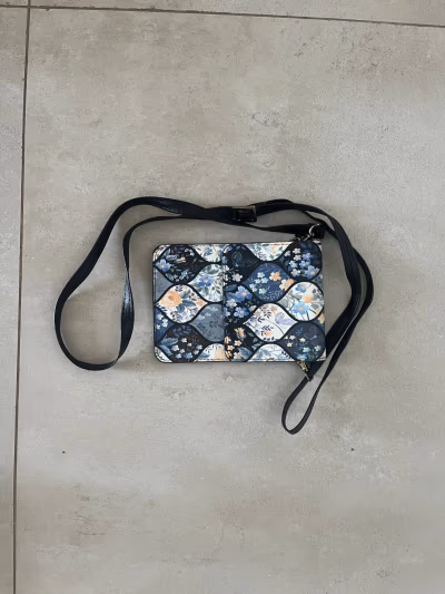 Floral pattern crossbody bag — pre-loved on Thrifted.mt