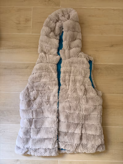 Reversible faux-fur hooded gilet — pre-loved on Thrifted.mt
