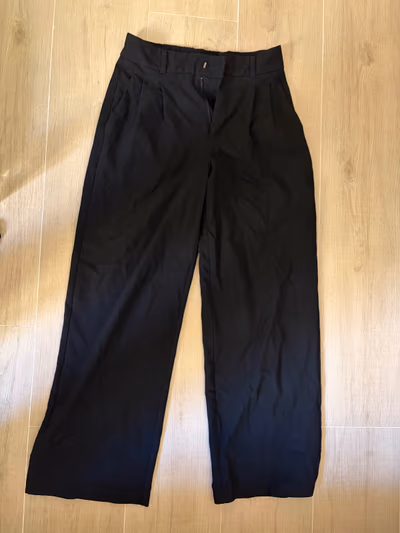 Black high-waisted wide-leg trousers — pre-loved on Thrifted.mt